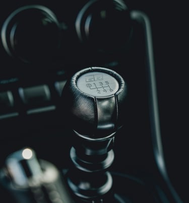 Levier de boîte de vitesses manuelle illustrant le fonctionnement des transmissions automobiles