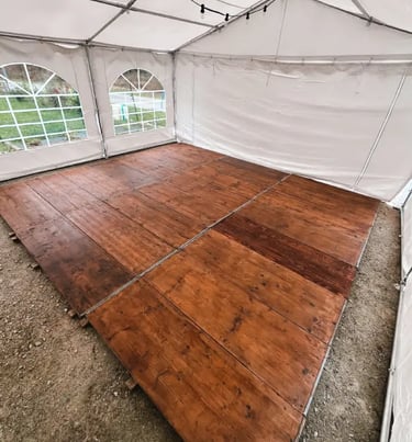 plancher de réception sous un barnum pour événement