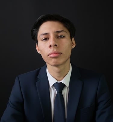 Retrato profesional de Moisés Ahedo, estudiante de Finanzas y asesor en inversiones.