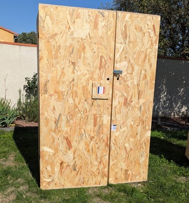 Armoire de sellerie Hunter fermée en OSB avec étagères et portes coffrées