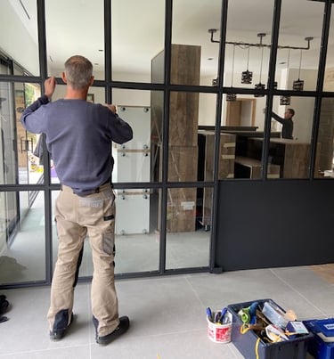 Pose d'une verrière intérieure style atelier sur cloison vitrée – BL Miroiterie, artisan vitrier Hérault