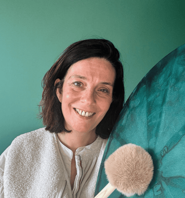 Rachel Teyssier avec son tambour, accompagnement holistique, soin énergétique et lecture akashique 
