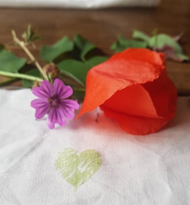 atelier d'impression végétale utilisant des techniques créatives avec l'environnement local