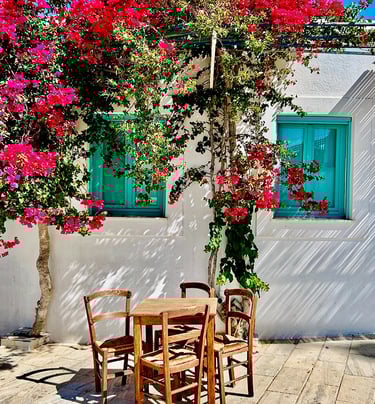Les recoins fleuris du village de Lefkes, Paros