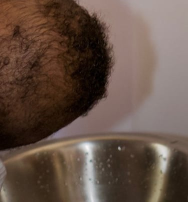 un prêtre baptise un bébé pour son bapteme