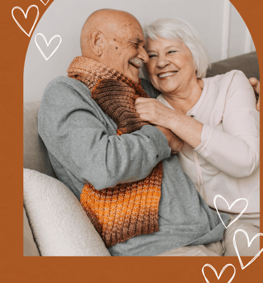 casal de idosos felizes em sua casa