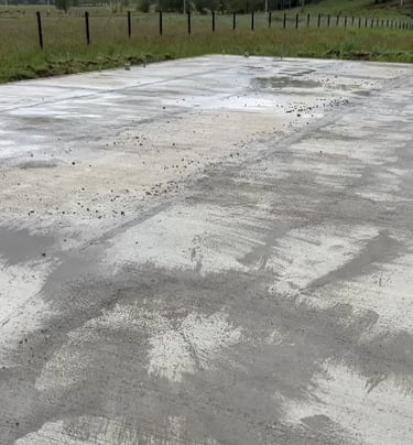 Radier correctamente ejecutado con base compactada, nivelación precisa y hormigón de calidad