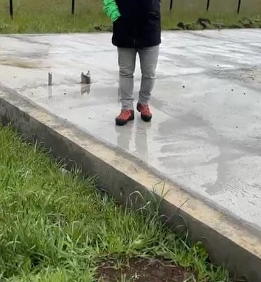 Radier correctamente ejecutado con base compactada, nivelación precisa y hormigón de calidad