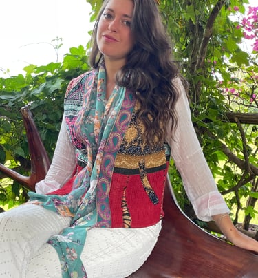 modella che indossa un gilet realizzato con un tradizionale tessuto Cantha