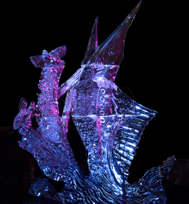 escultura de hielo de una pez espada 