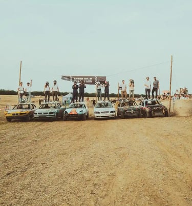 Personnes sur leur voiture devant la ligne de départ d'une course automobile