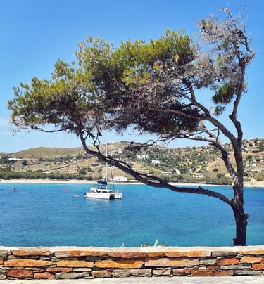 Vue sur la baie de la plage d'Otzias, Kea