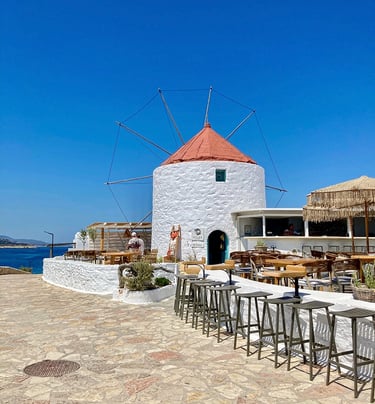 Vieux moulin reconverti en bar-boutique Mylos