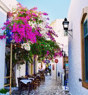 Rue principale du village de Plaka, Milos