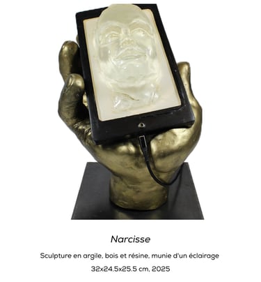 Sculpture de Lode, sculpteure intitulée Narcisse, représentant une main tenant un téléphone avec un visage qui en sort 