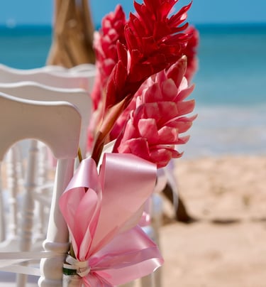 une chaise avec un ruban rose attaché