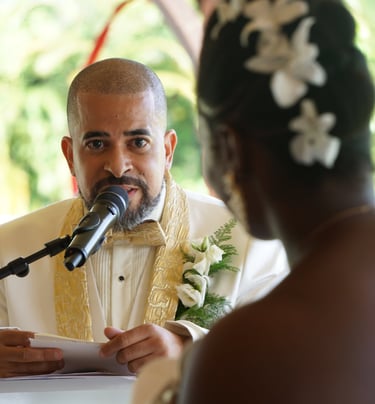 un homme en costume et une femme en robe de mariée