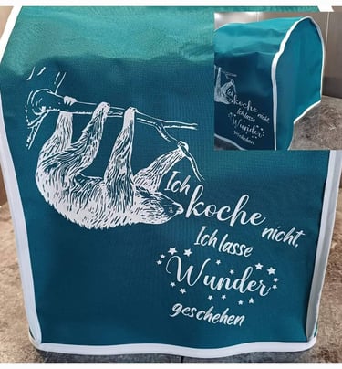 Türkise Stoffhülle mit weisser Umrandung, bedruckt mit einer Illustration eines entspannten Faultier