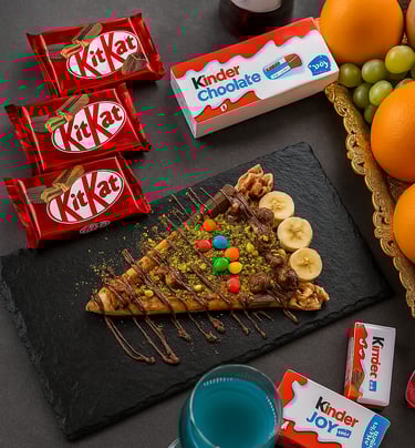 شريحة من كعكة الشوكولاتة مع الفاكهة وألواح الحلوى