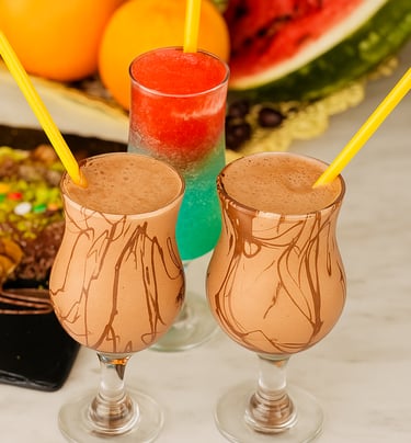 كوبين من المشروبات مع الفاكهة وعصير الفاكهة