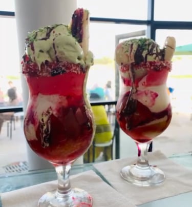 كوبين من الآيس كريم وآيس كريم الشوكولاتة