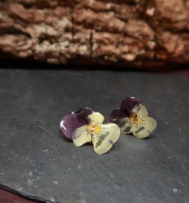 boucles d'oreilles en fleurs de pensées, résine et feuille d'or fabriquées à la main en Bourgogne