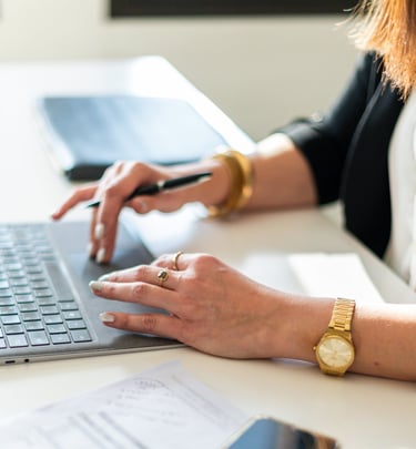 séance portrait professionnelle d'une courtière, photo de ses main qui travaillent à son ordinateur