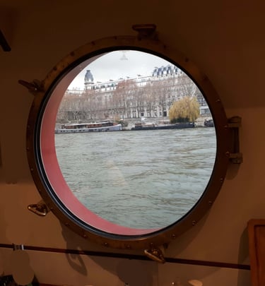 Uitzicht op een rivier door een patrijspoort