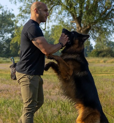 Khaled spielt mit seinem Hund