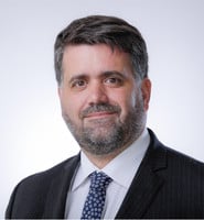 Abogado argentino en traje y corbata