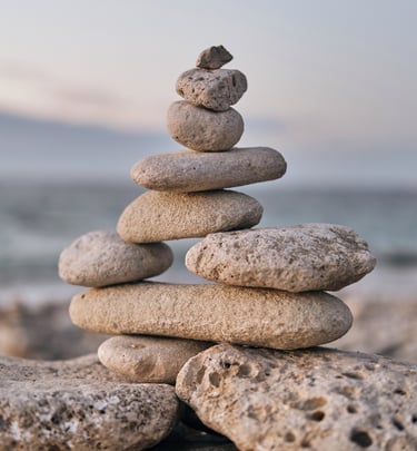 kinésiologue à Pithiviers, Jean-Baptiste Germain utilise ces galets comme symbole de l'équilbre