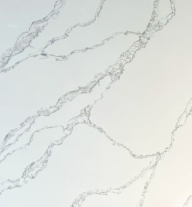 plancha, superficie o cubierta de cuarzo blanco con vetas gruesas color gris