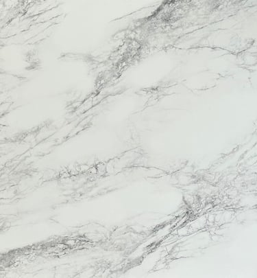 plancha, superficie o cubierta de cuarzo blanca con vetas grises