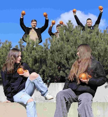 jauni zmones prie pusu stovi su apelsinais