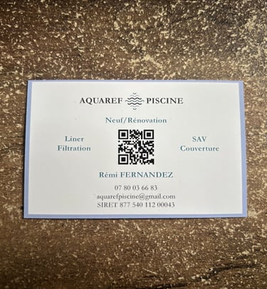 Verso d'une carte de visite avec QR CODE créée par OpéPro pour Aquaref Piscine