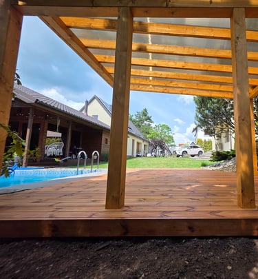 Šviesi medinė terasa su polikarbonato stogu