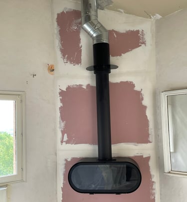 Installation de poêle à bois suspendu mural