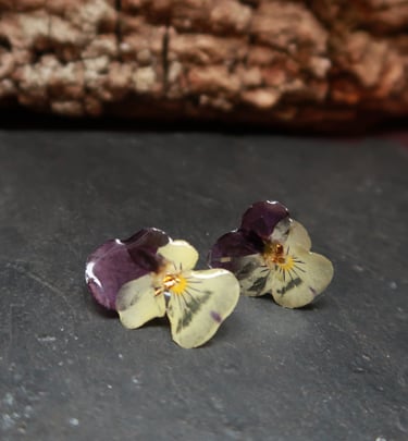 boucles d'oreilles en fleurs de pensées, résine et feuille d'or fabriquées à la main en Bourgogne