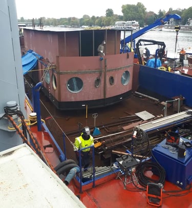 Patrijspoorten in een scheepswerf