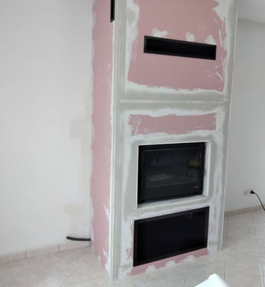 Installation d’un insert à bois moderne avec habillage sur mesure