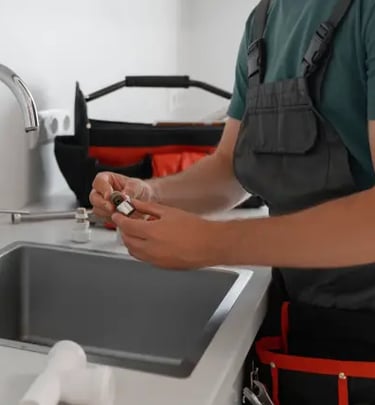 Plomero en Capital Federal reparando grifos y canillas, servicio urgente de plomería y destapaciones