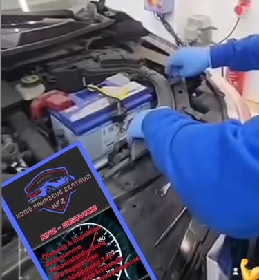 KFZ-Mechaniker prüft die Autobatterie im Motorraum; Logo von KFZ Gauting im Vordergrund.
