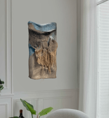 Beton og jutesæk kunstværk på væg