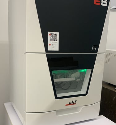 Fresadora propia para todo tipo de fresados en seco ya sean PMMA, férulas, zirconio y composites