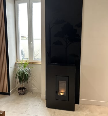 Poêle à granulés noir design moderne installé dans un salon lumineux, avec panneau mural décoratif e