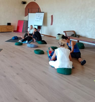 a group of people sitting on bean bags in a room, trattamento biointegrato