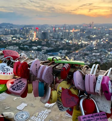 Cadenas symboliques à la Namsan Tower lors d’un séjour culturel