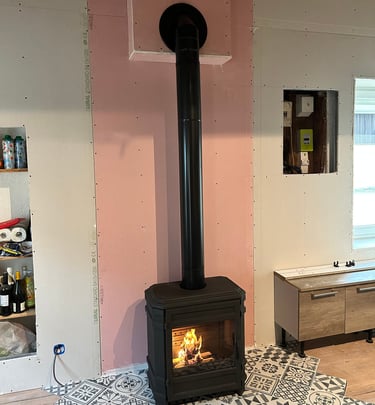 Installation de poêle à bois moderne avec habillage mural sur mesure