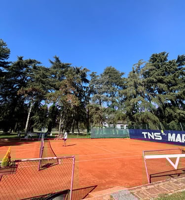 Uomo giocando a tennis, Campo da tennis in terra rossa presso il Centro Tennis Aeronautica, Milano.
