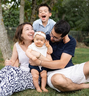 une séance photo en famille où tout le monde rigole